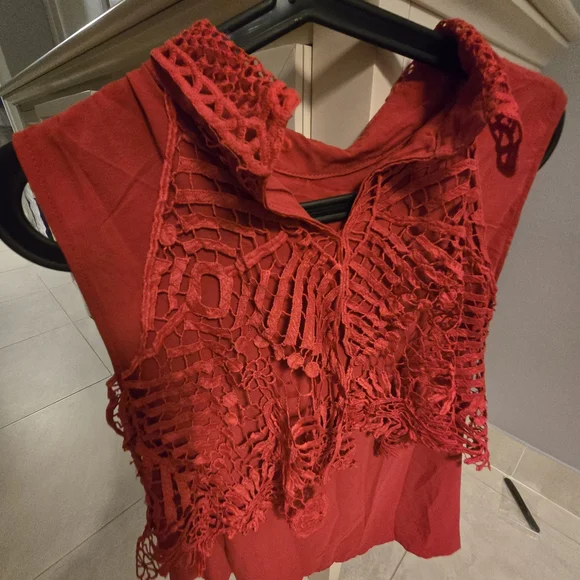 Red Crochet-Accent Sleeveless Top - Women's - Picture 2 of 3